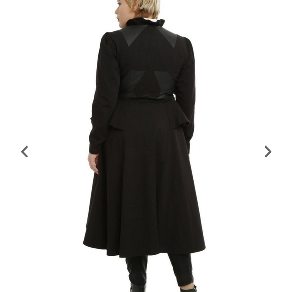 Red Queen Battle Coat - Picture 2 of 8